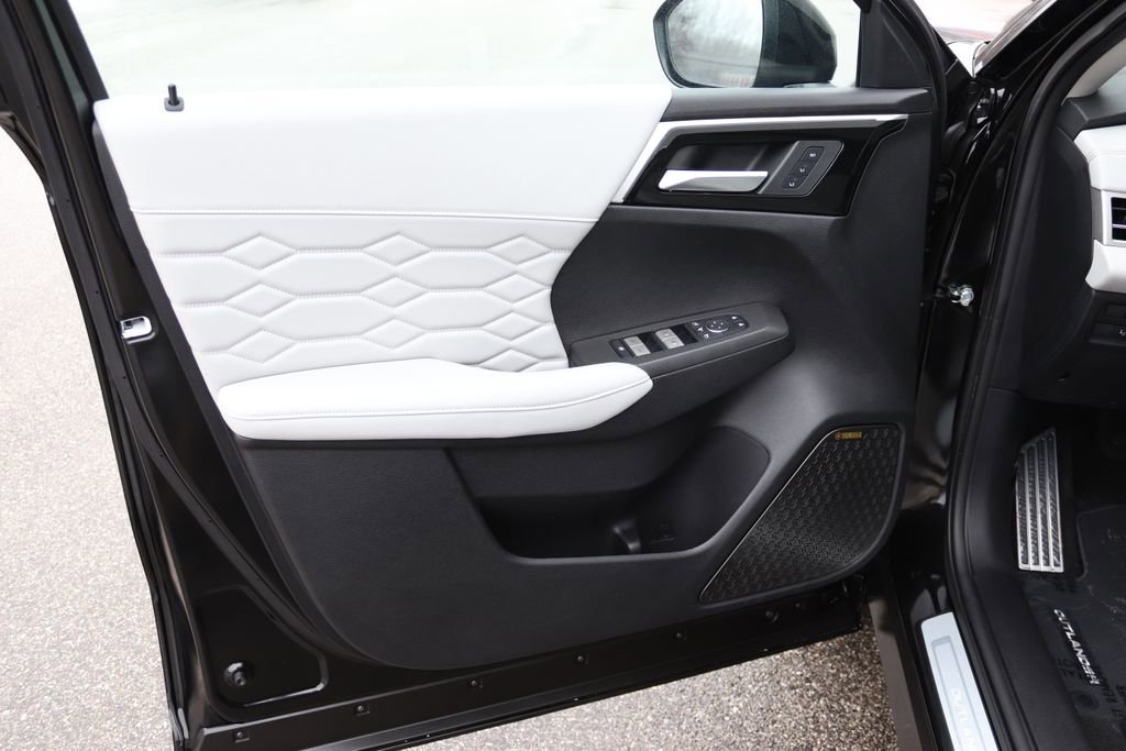Used 2025 Mitsubishi Outlander AWD image 9