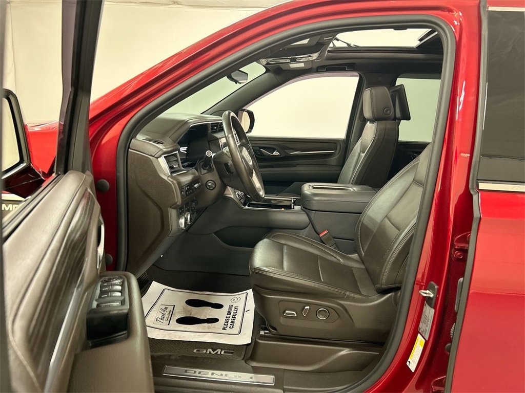 Used 2022 GMC Yukon XL Denali w/ Denali Ultimate Package image 9