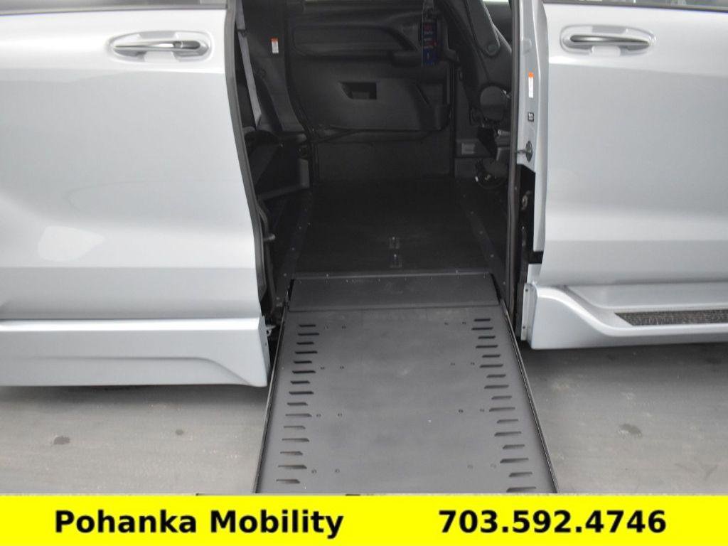 Used 2025 Toyota Sienna XSE image 4