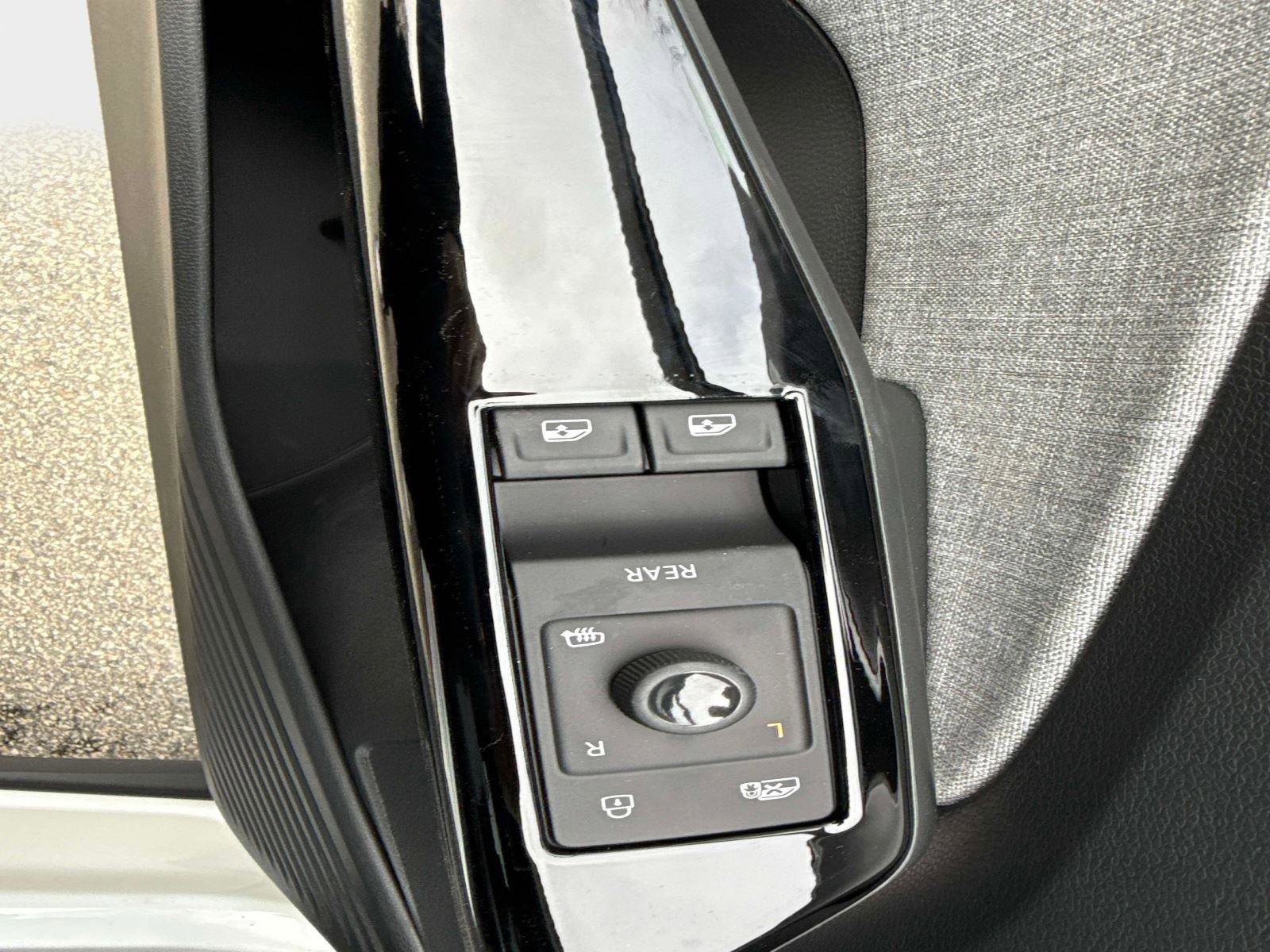 New 2025 Volkswagen ID.4 Pro AWD/4WD image 19