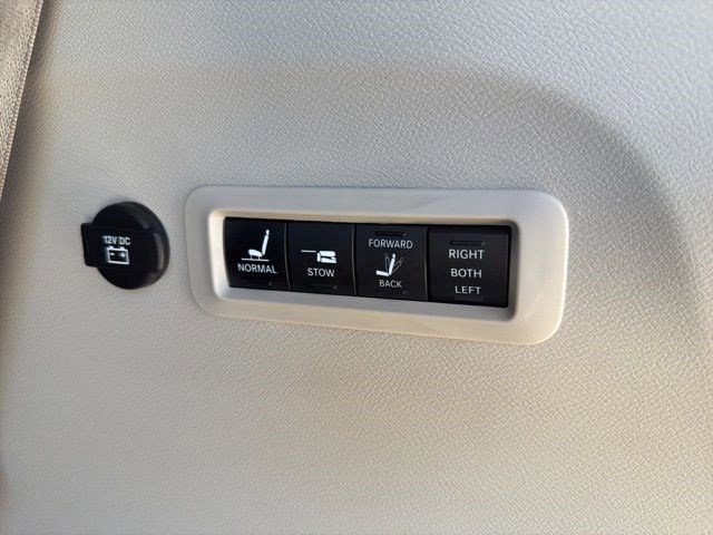 Used 2019 Chrysler Pacifica Limited w/ Tire & Wheel Group FWD image 13