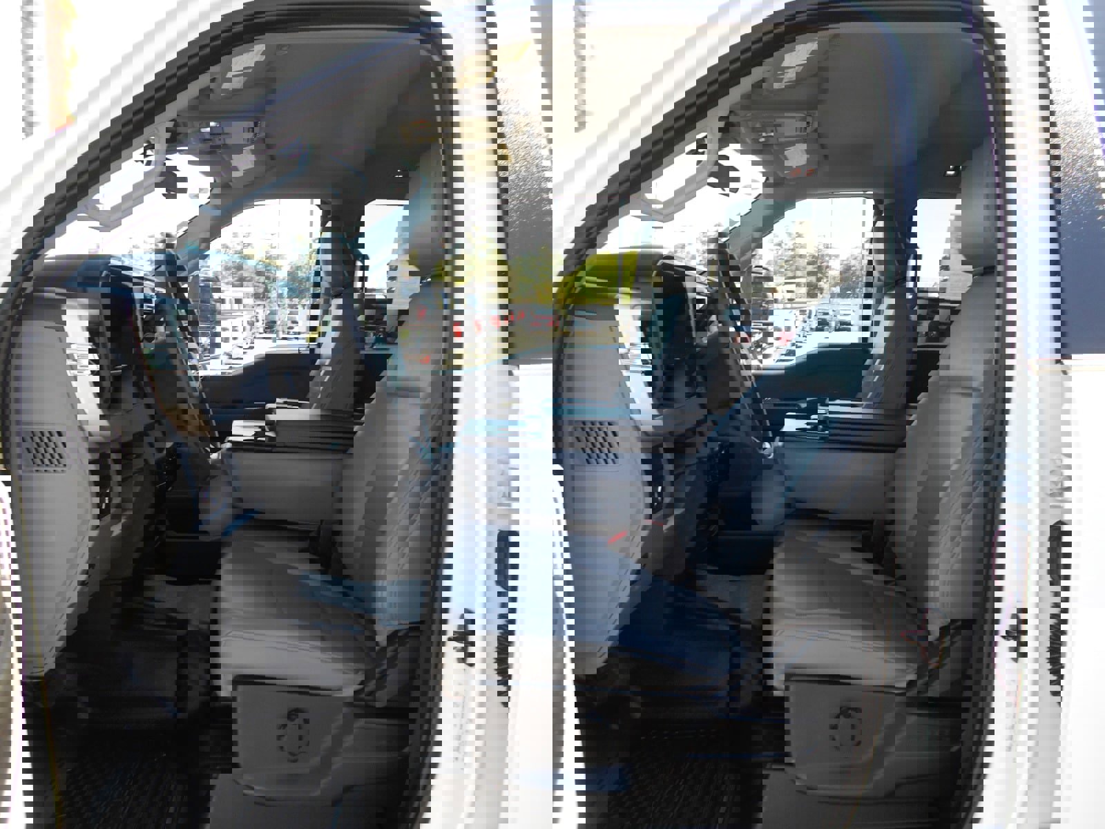 Used 2024 Ford F550 4x4 Crew Cab Super Duty image 8