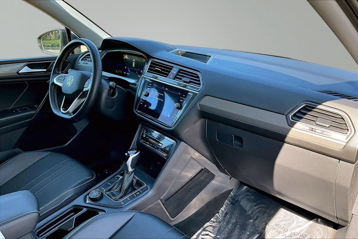 Used 2023 Volkswagen Tiguan SE w/ Panoramic Sunroof Package AWD/4WD image 12