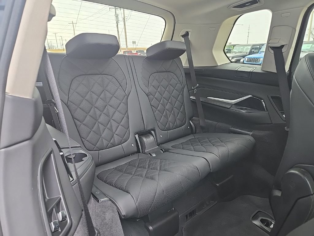 Used 2024 BMW X7 xDrive40i w/ Climate Comfort Package image 88