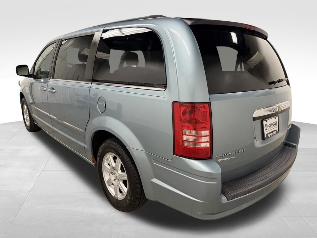 Used 2010 Chrysler Town & Country Touring FWD image 4