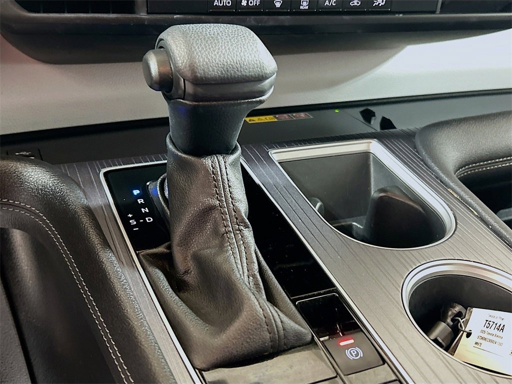 Used 2025 Toyota Sienna LE image 14