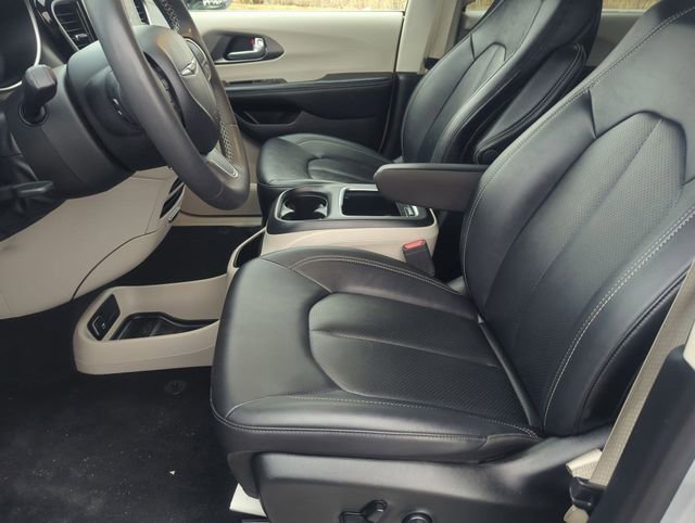 Used 2024 Chrysler Pacifica Touring-L FWD image 11