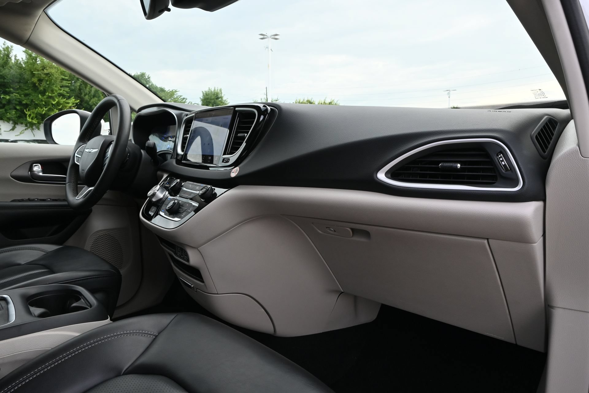 Used 2023 Chrysler Pacifica Touring-L FWD image 24