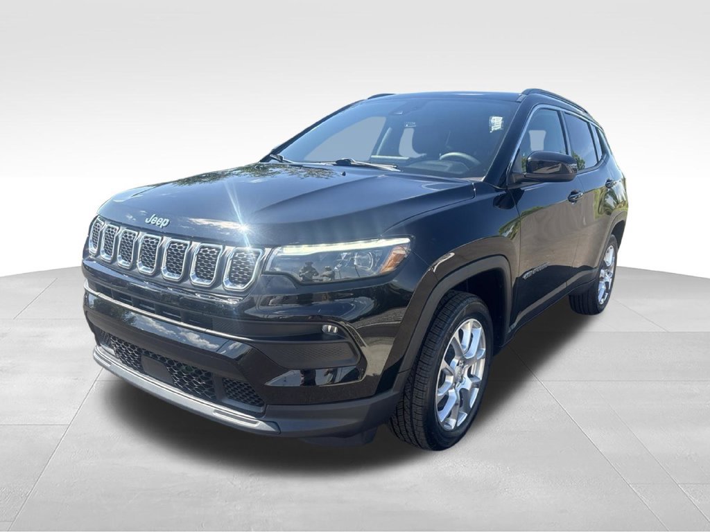 Certified 2023 Jeep Compass Latitude w/ Sun and Sound Group AWD/4WD image 8