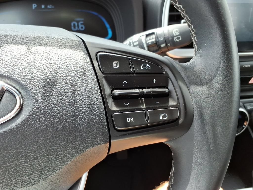 Used 2025 Hyundai Venue SEL FWD image 21