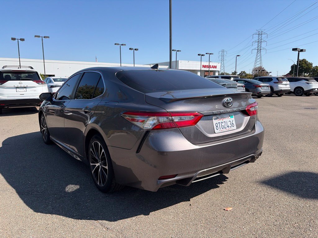 Used 2019 Toyota Camry SE w/ Convenience Package FWD image 4