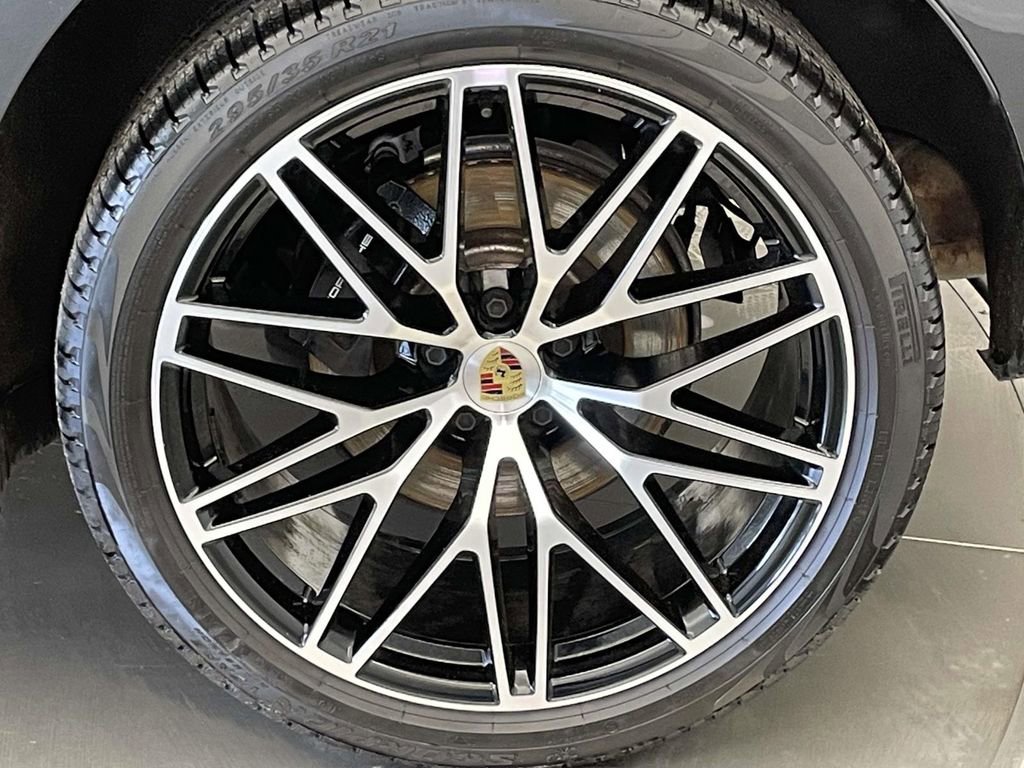 Certified 2025 Porsche Macan image 12