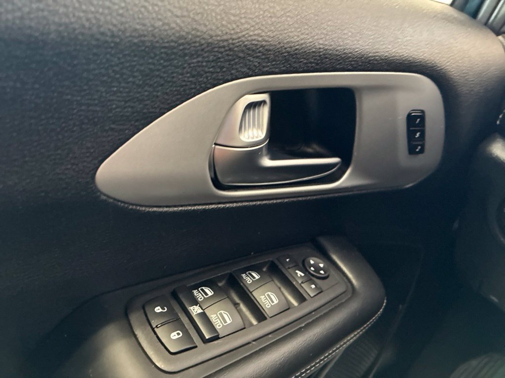Certified 2025 Chrysler Pacifica Limited FWD image 57