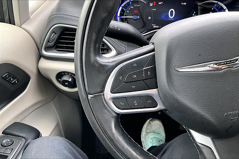 Used 2022 Chrysler Pacifica Touring-L w/ Uconnect Theater Family Group image 18