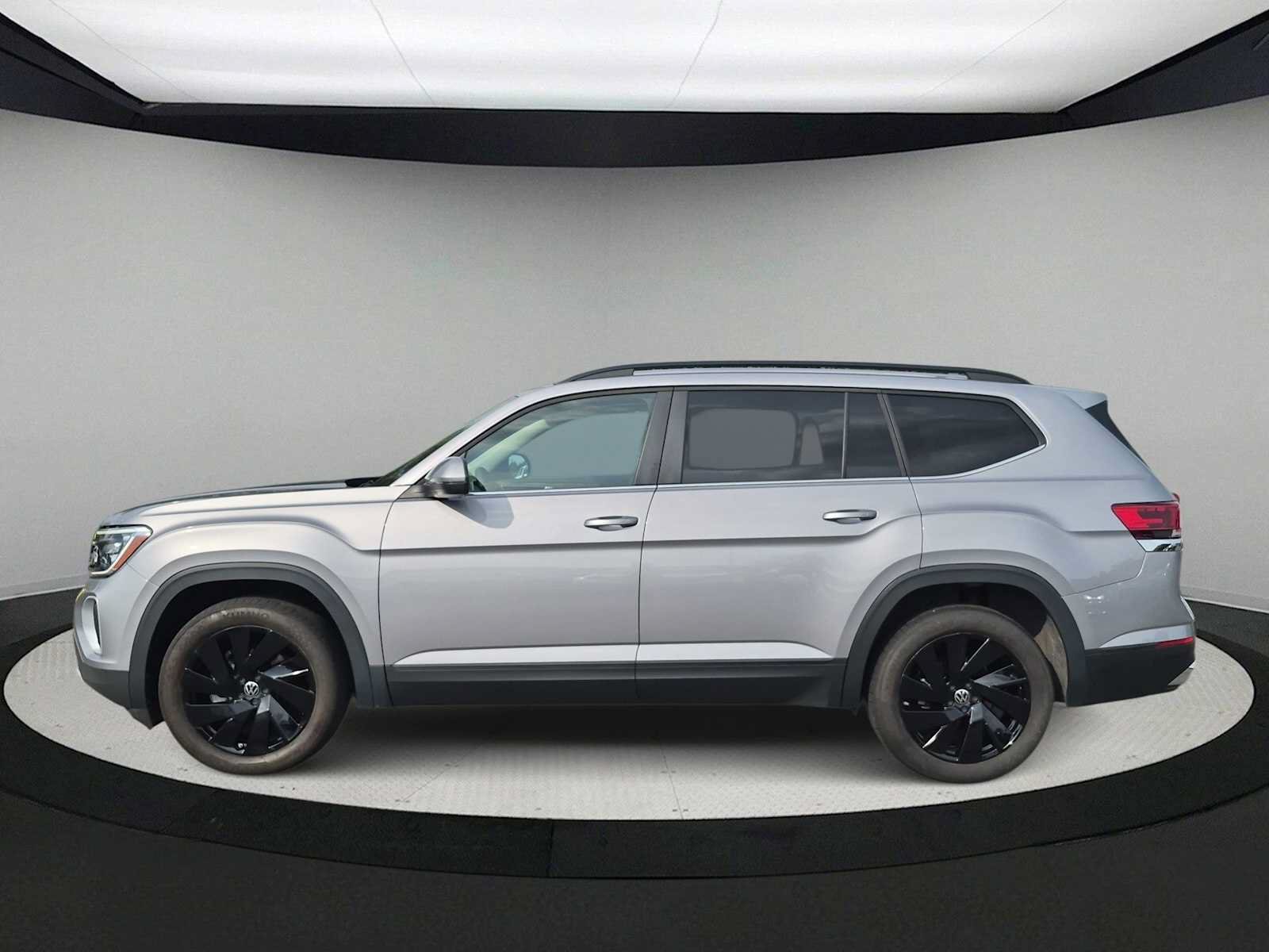 Used 2024 Volkswagen Atlas SE w/ Black Wheel Package AWD/4WD image 5