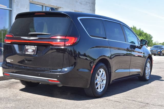 Used 2024 Chrysler Pacifica Touring-L FWD image 9