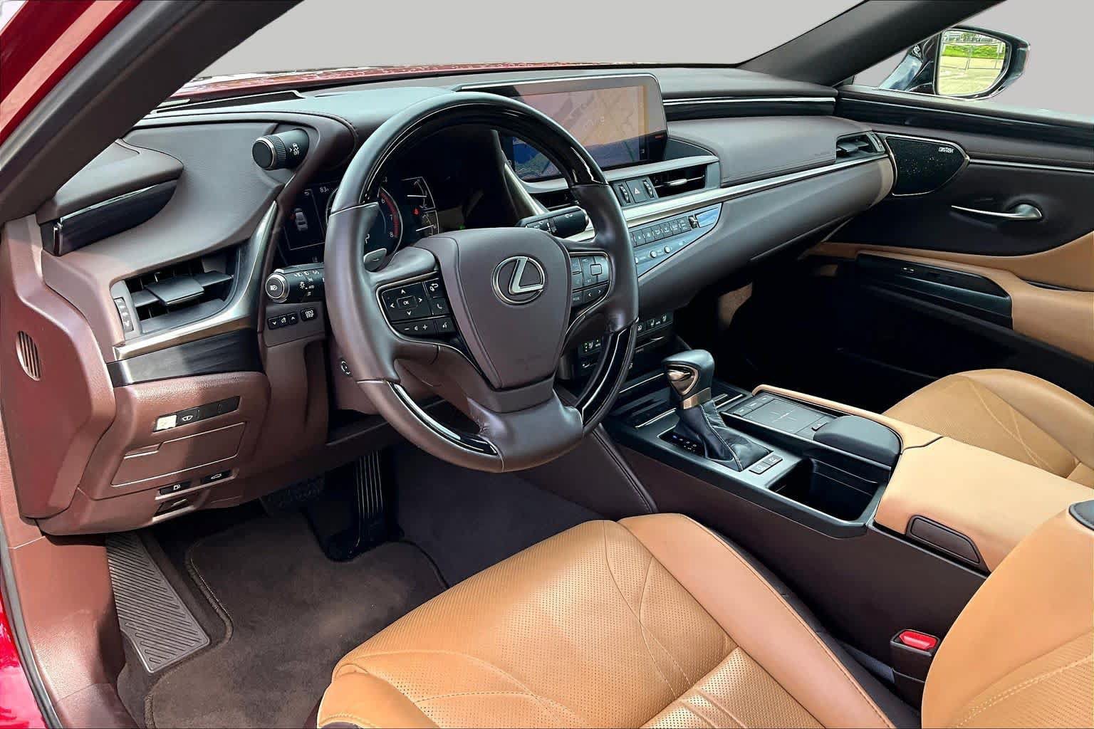 Used 2019 Lexus ES 300h Ultra Luxury w/ Accessory Package 2 FWD image 18