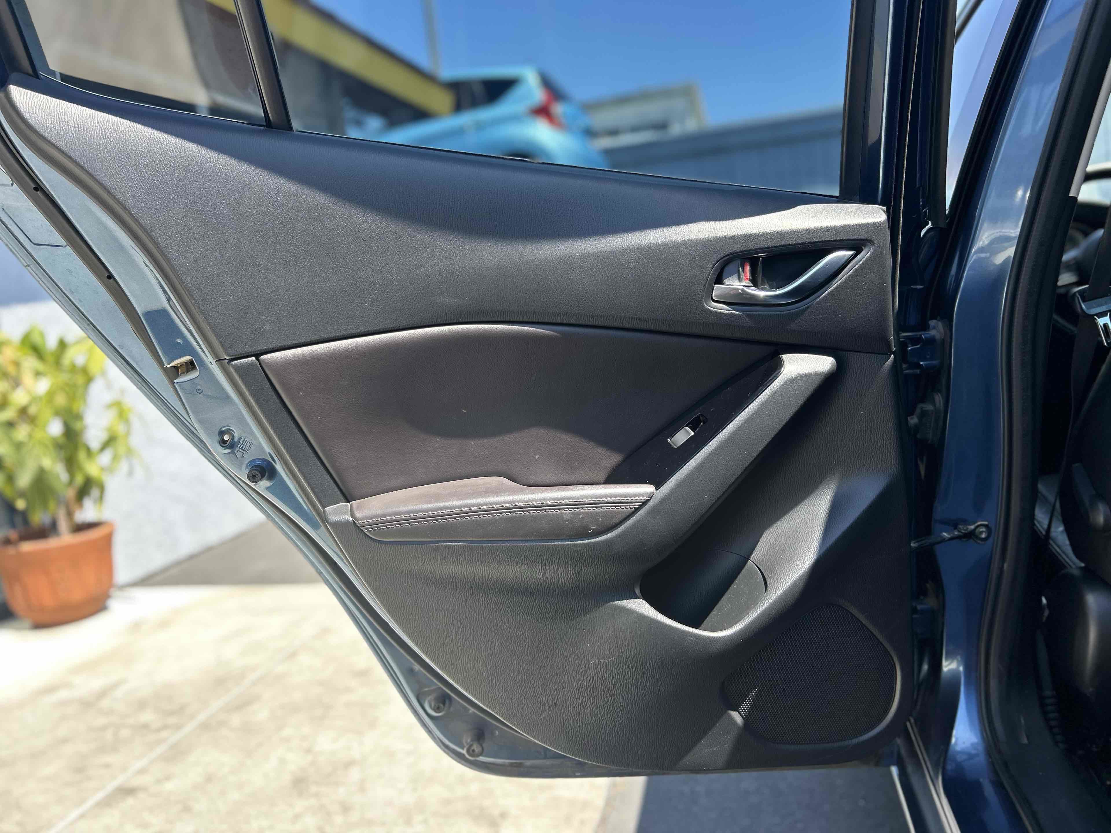 Used 2018 MAZDA MAZDA3 Touring image 21