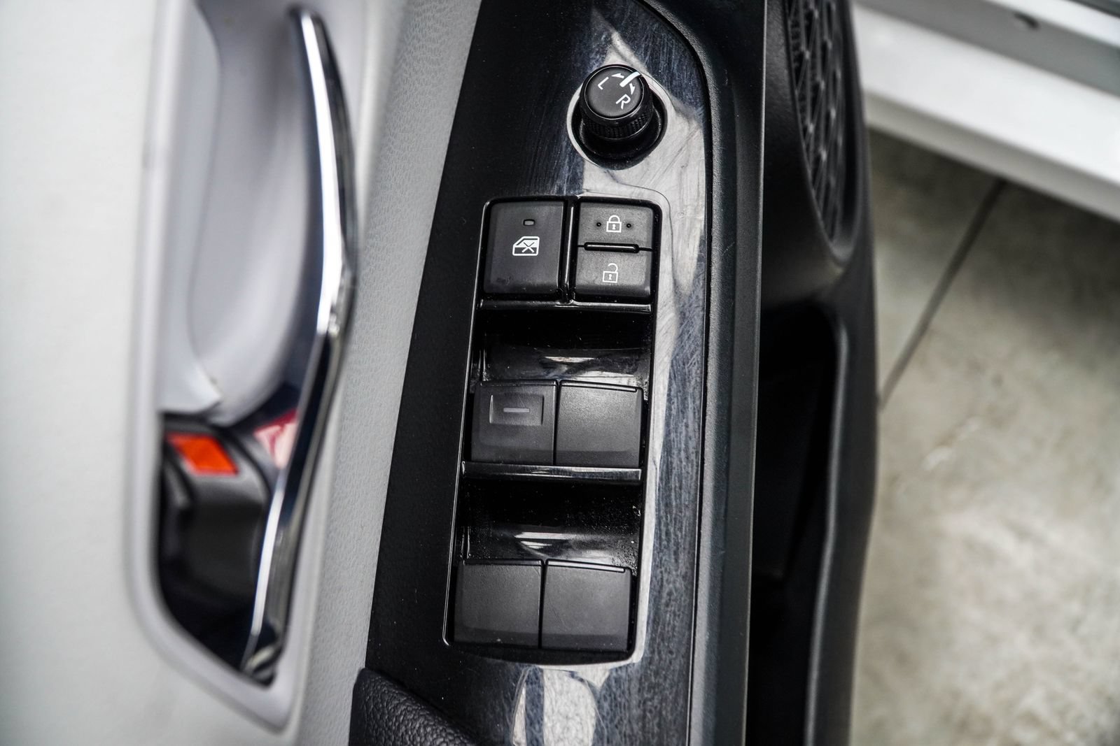 Used 2021 Toyota Prius Prime XLE FWD image 34