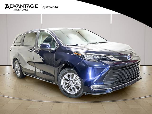 Certified 2024 Toyota Sienna XLE image 2