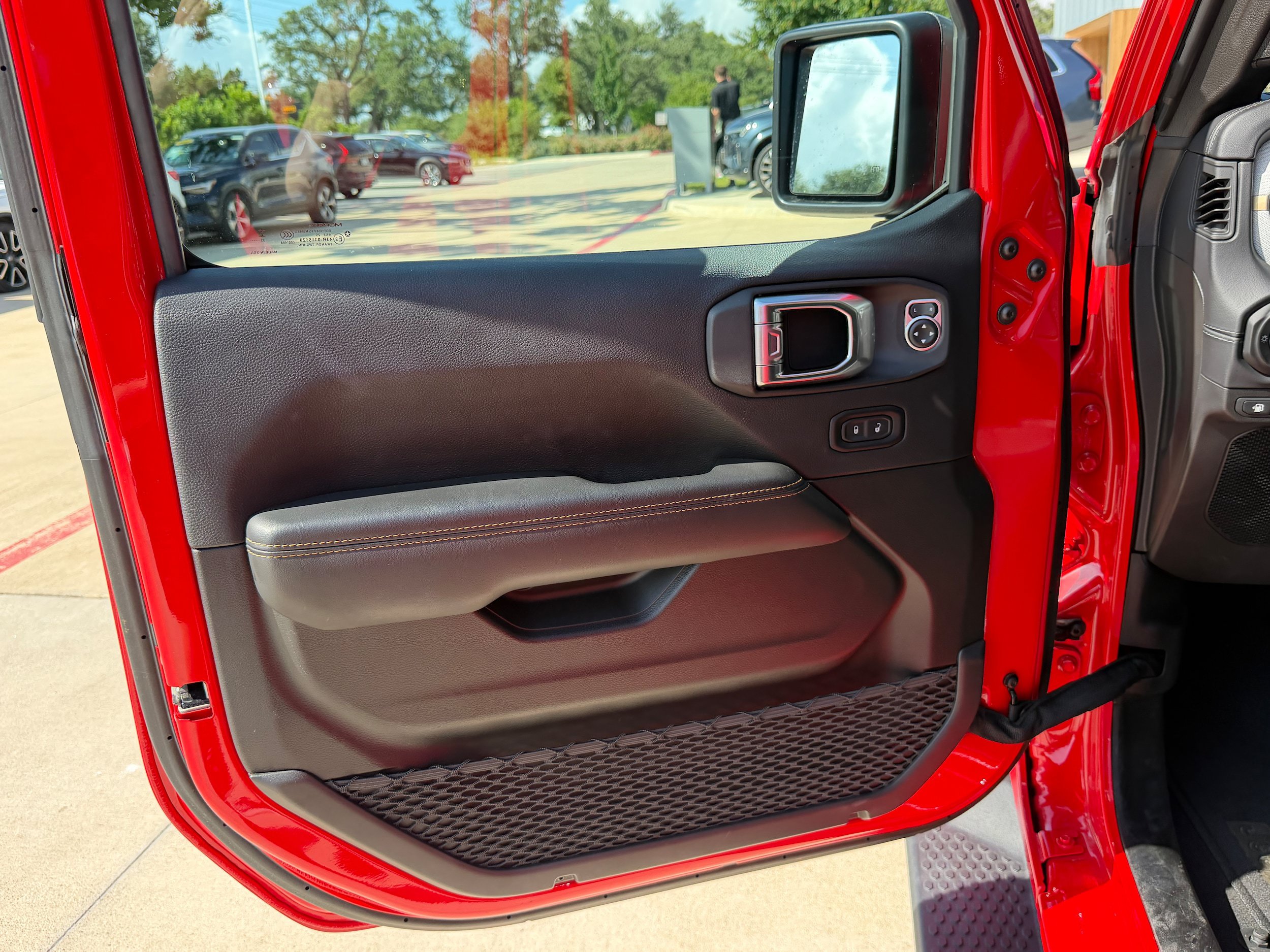 Used 2025 Jeep Wrangler Unlimited Sahara AWD/4WD image 25
