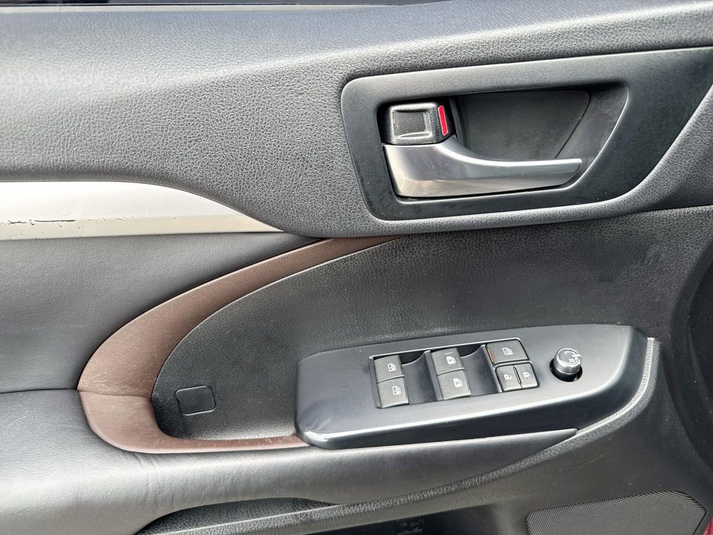 Used 2019 Toyota Highlander XLE AWD/4WD image 22