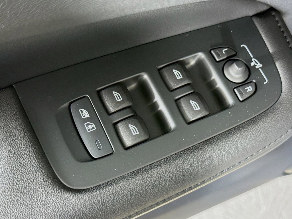 Used 2023 Volvo S60 B5 Ultimate w/ Climate Package image 18