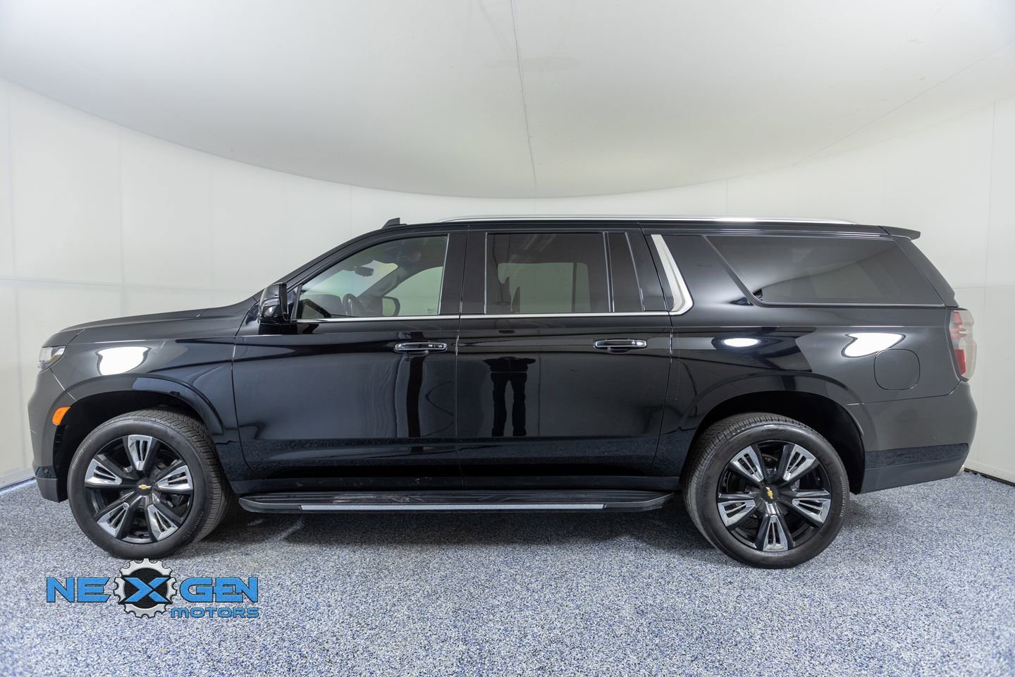 Used 2024 Chevrolet Suburban High Country w/ Advanced Technology Package image 4