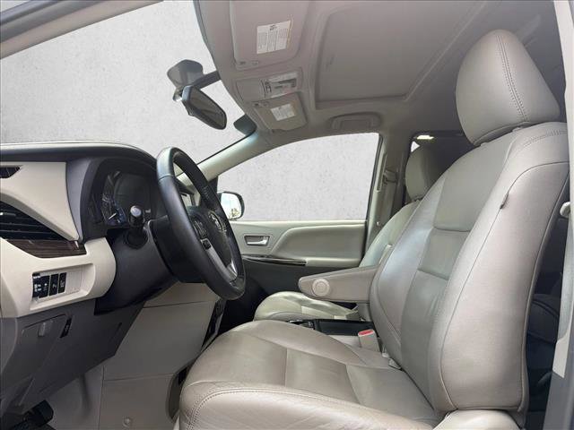 Used 2017 Toyota Sienna XLE Premium image 4