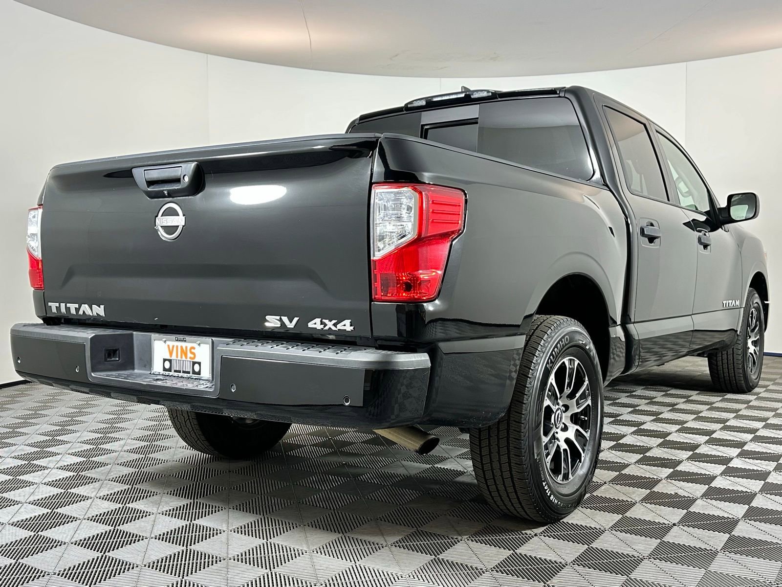 Used 2023 Nissan Titan SV image 4