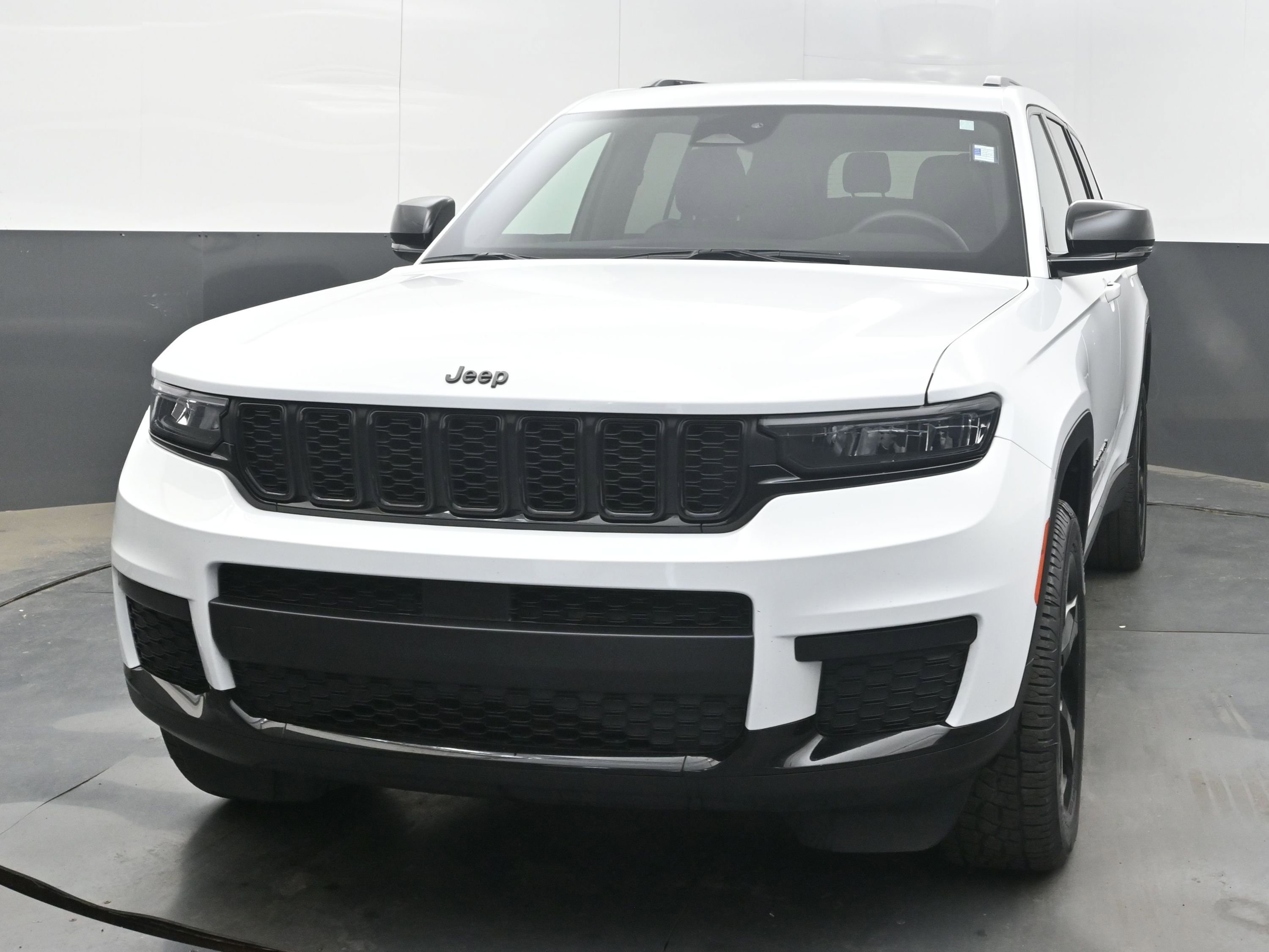 Used 2024 Jeep Grand Cherokee L Laredo image 3