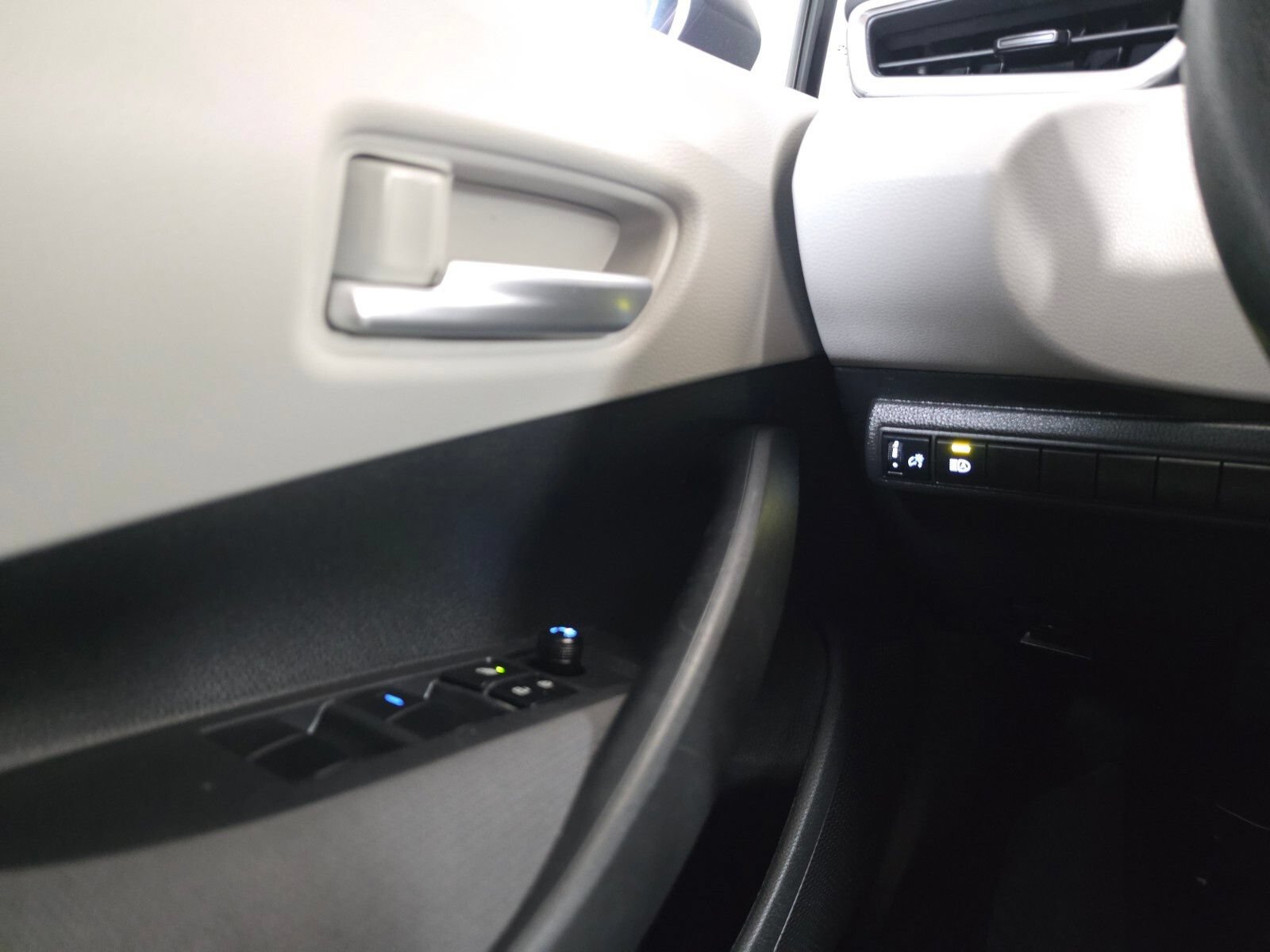 Used 2021 Toyota Corolla LE w/ LE Convenience Package FWD image 32