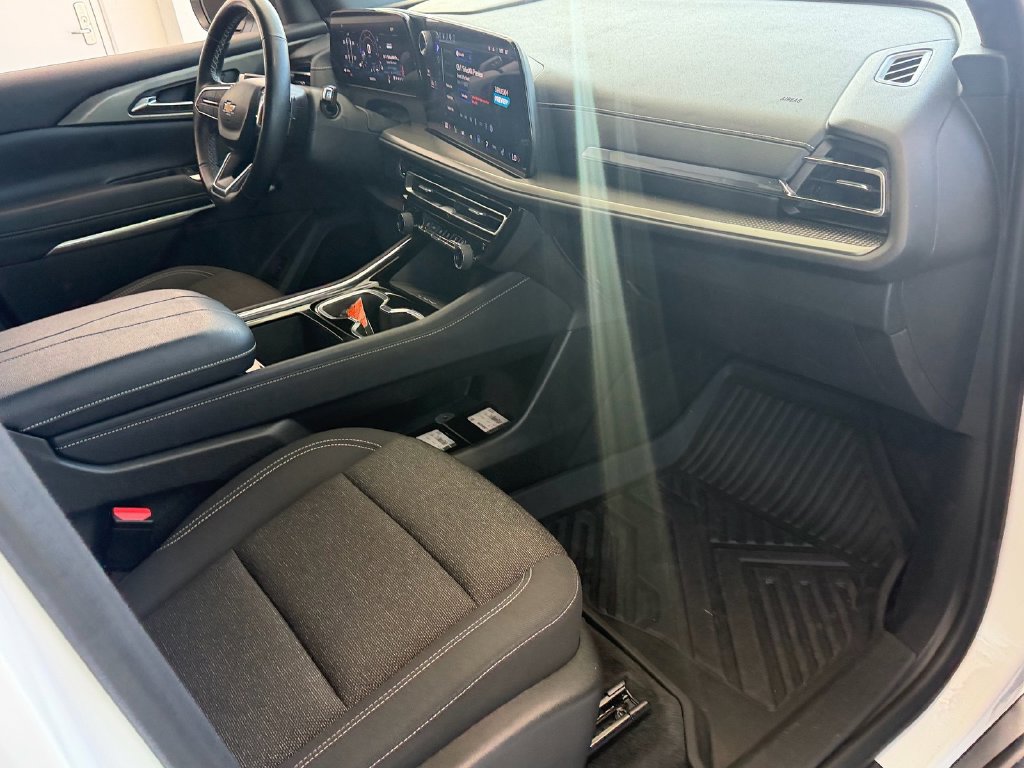 Used 2025 Chevrolet Traverse LT FWD image 15