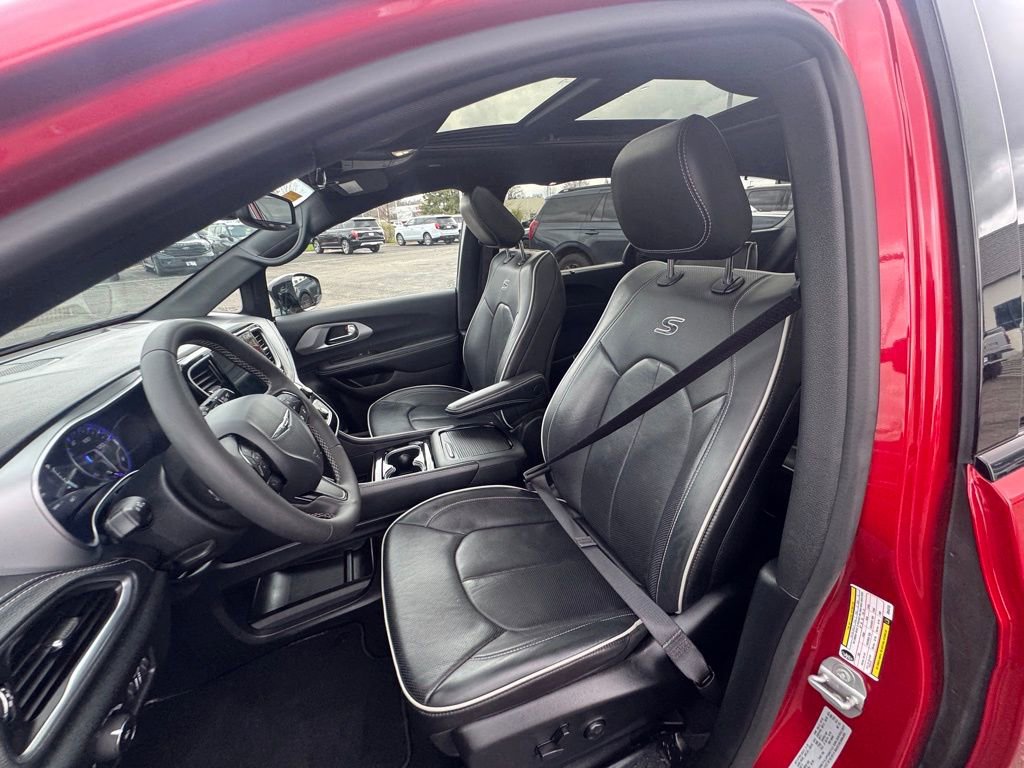 Used 2025 Chrysler Pacifica Limited FWD image 11