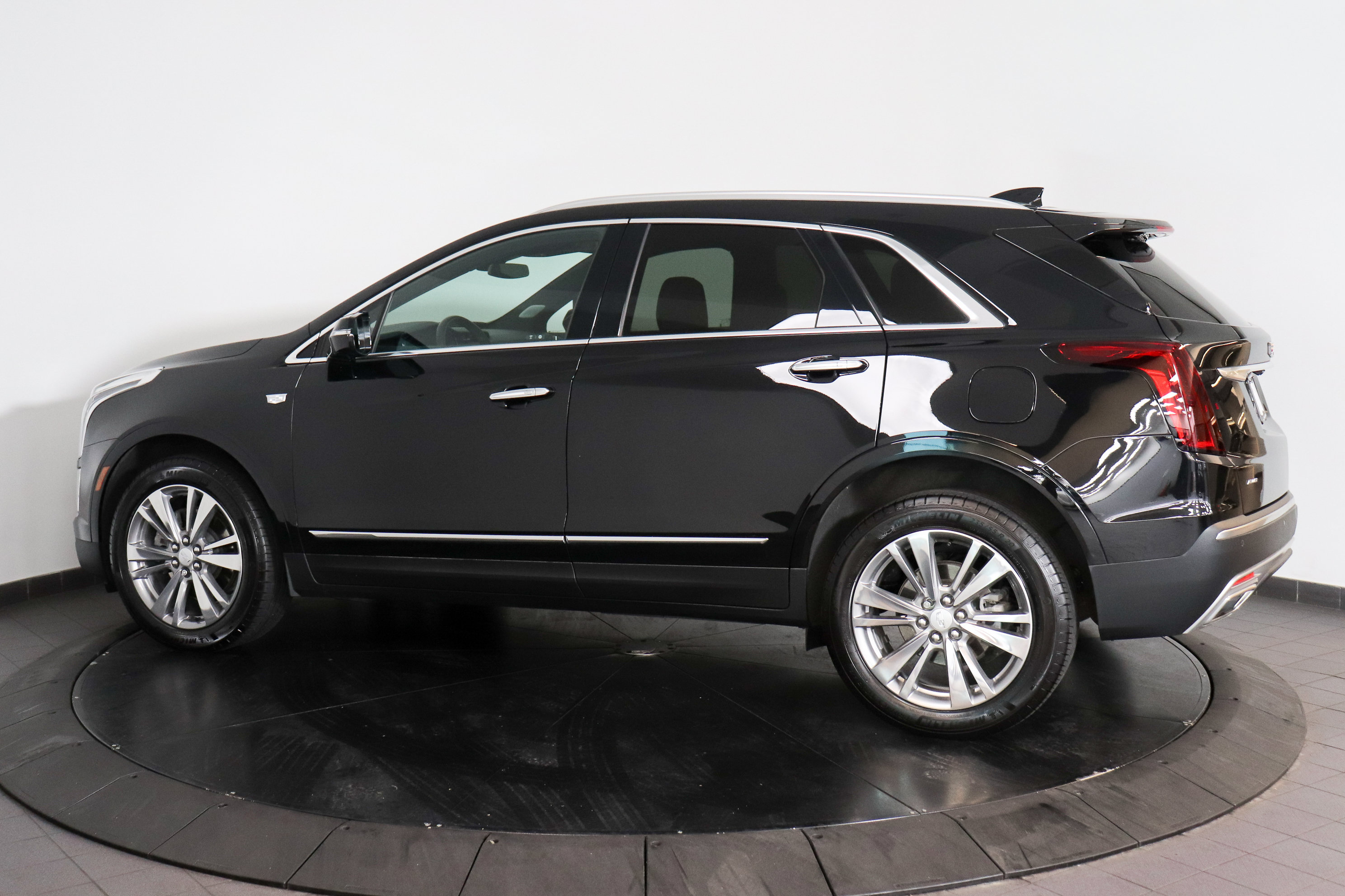 Used 2023 Cadillac XT5 Premium Luxury w/ LPO, Floor Liner Package AWD/4WD image 3