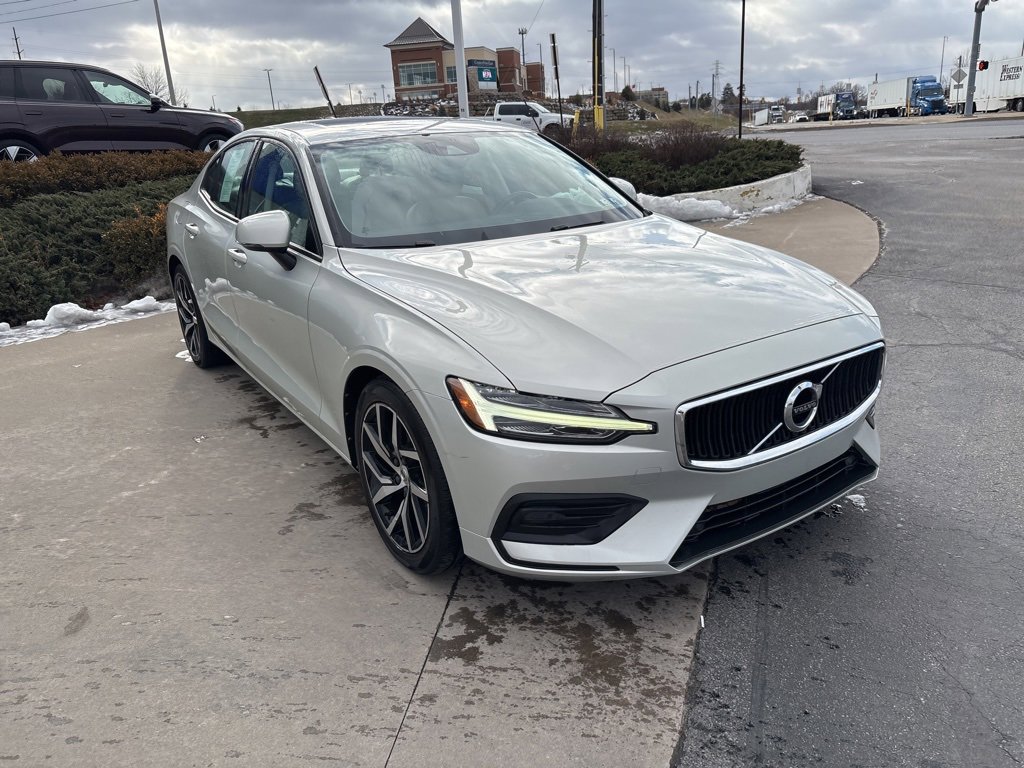 Used 2019 Volvo S60 T6 Momentum w/ Premium Package image 3