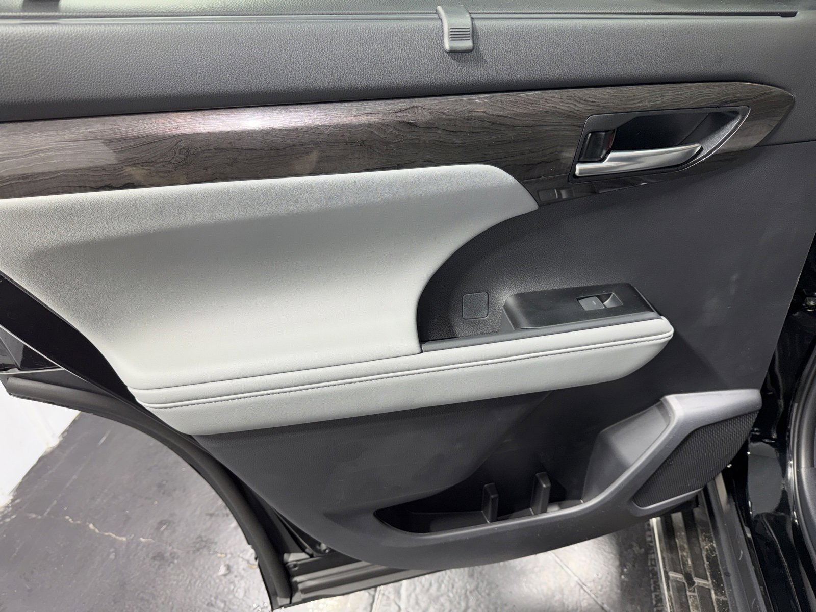 New 2026 Toyota Highlander Platinum image 17