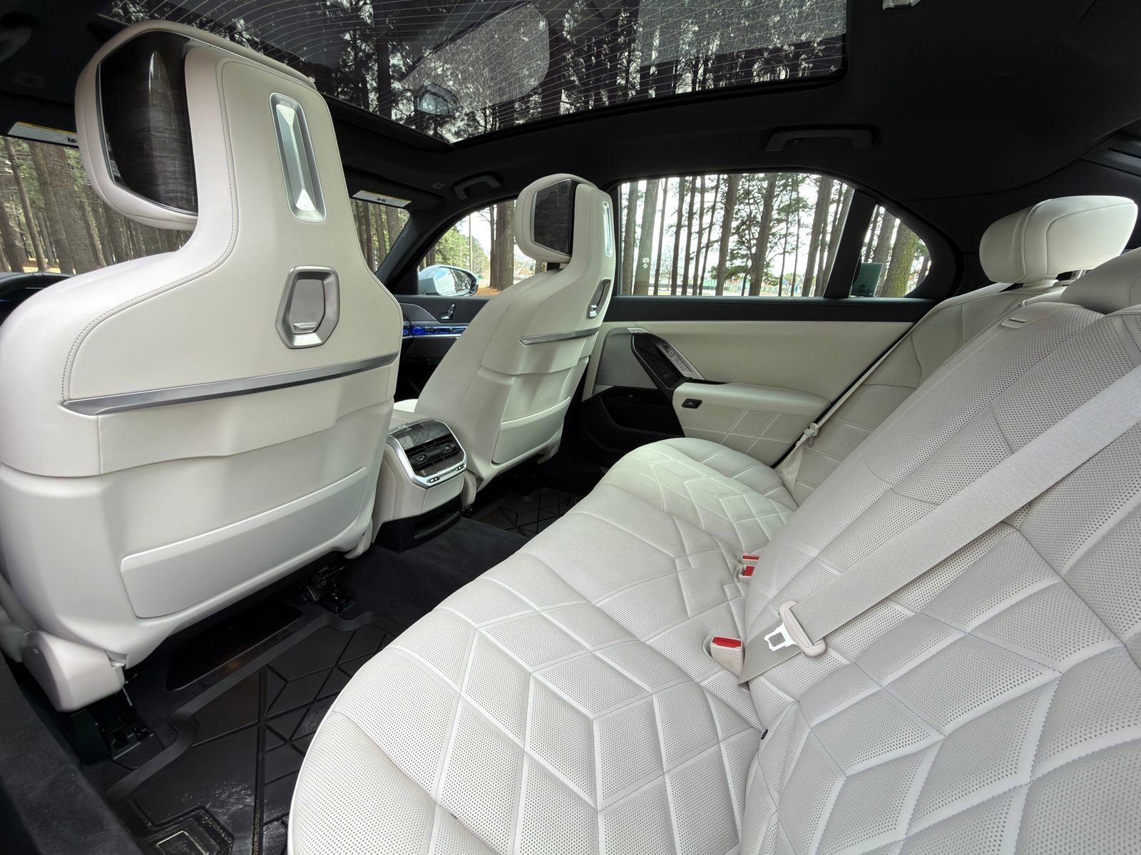 Certified 2024 BMW 760i xDrive w/ Executive Package image 15