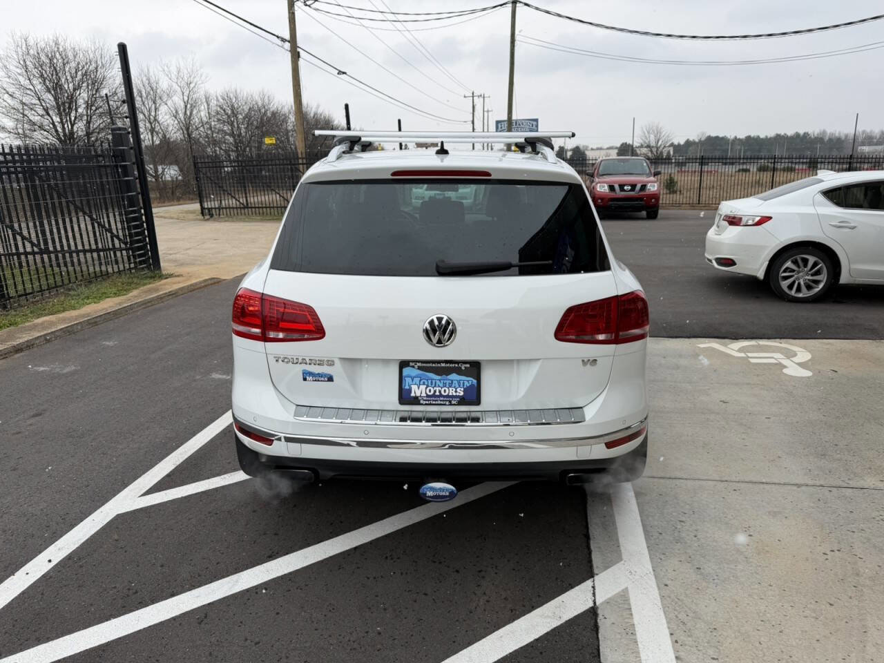 Used 2016 Volkswagen Touareg VR6 image 5