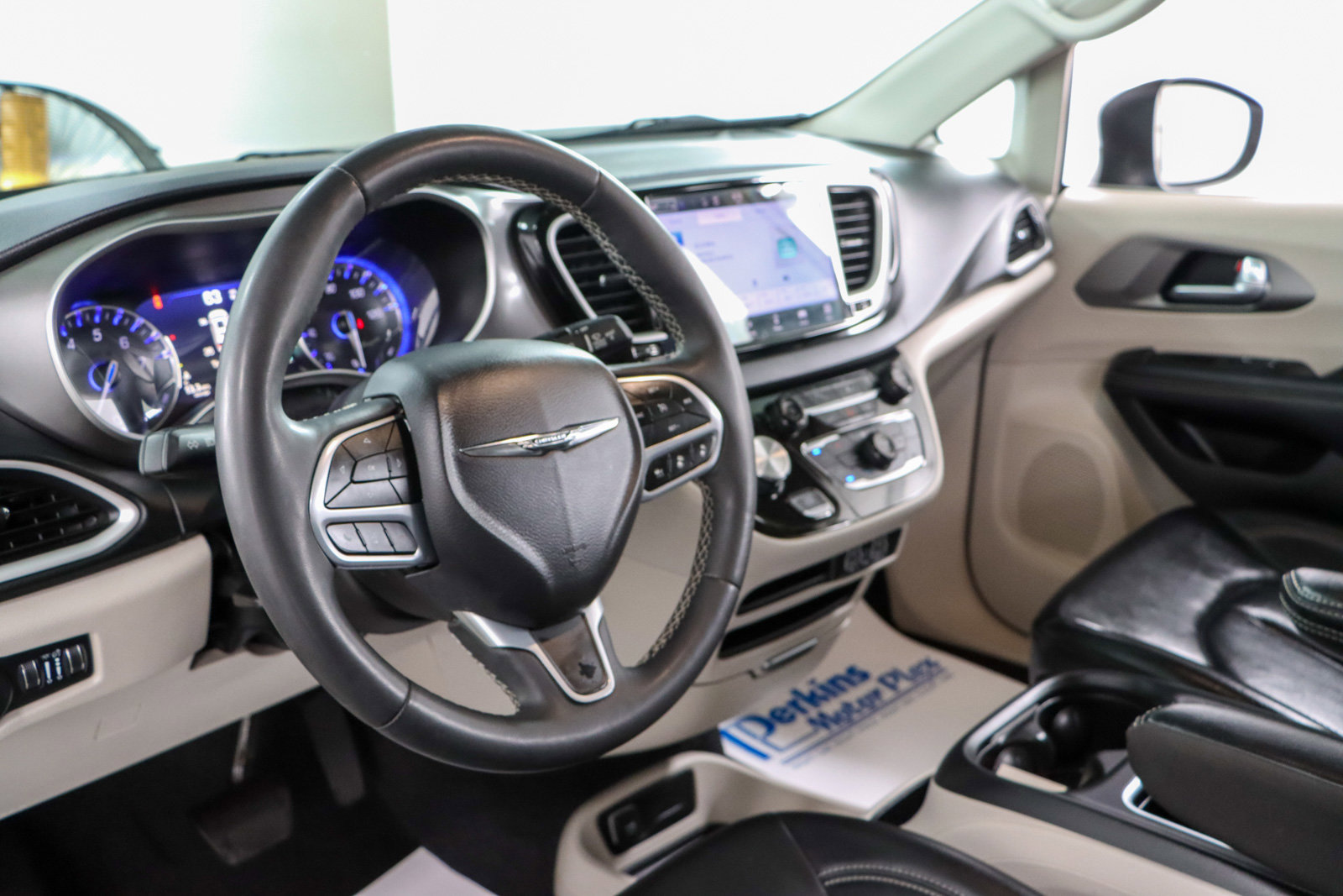 Used 2023 Chrysler Pacifica Touring-L image 22