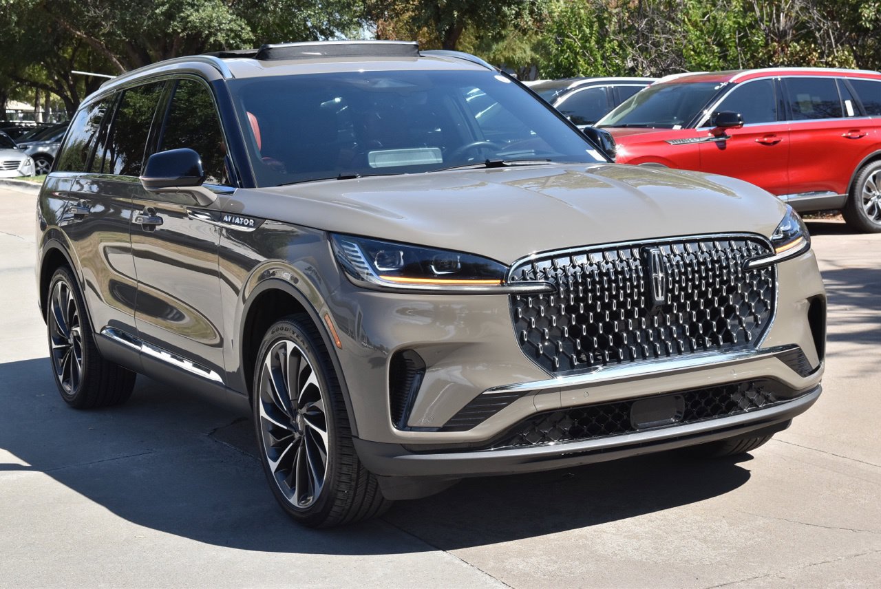 Certified 2025 Lincoln Aviator Reserve w/ Equipment Group 201A AWD/4WD image 4