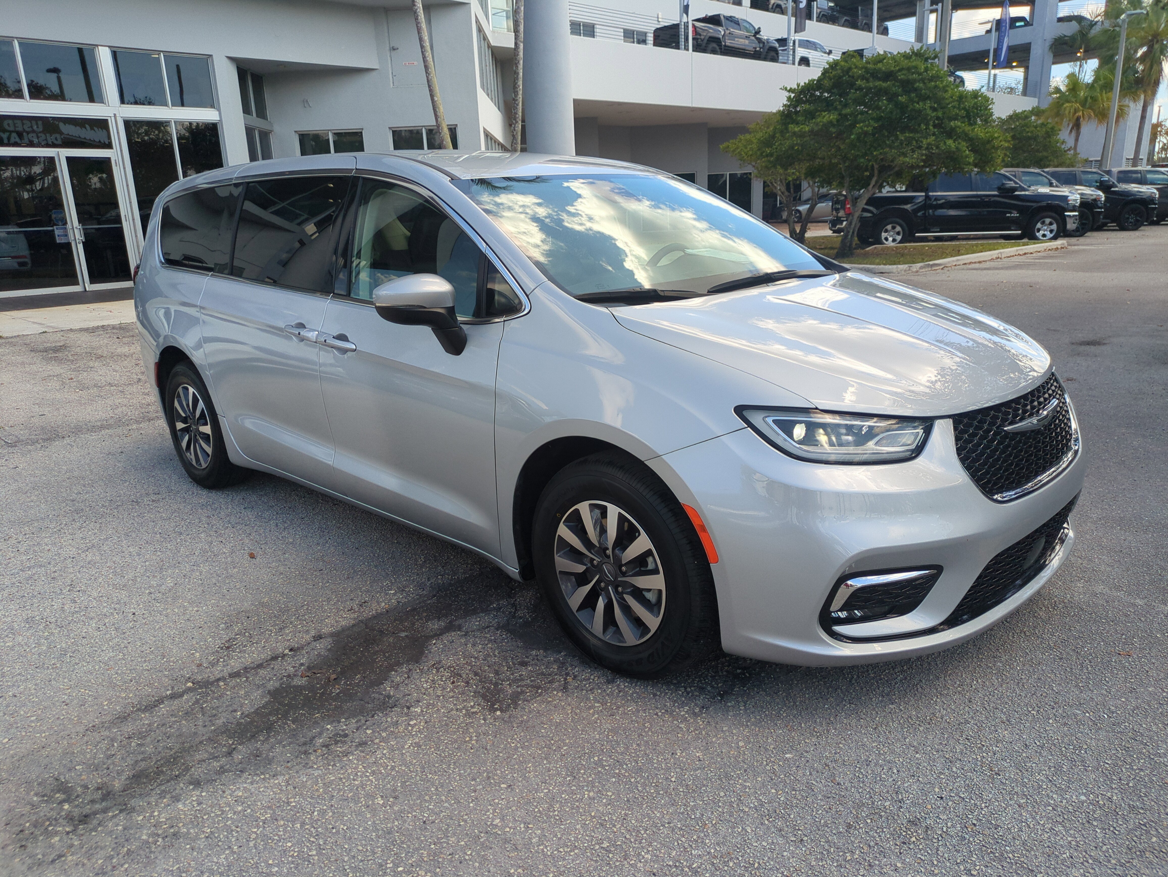 Certified 2023 Chrysler Pacifica Touring-L image 2