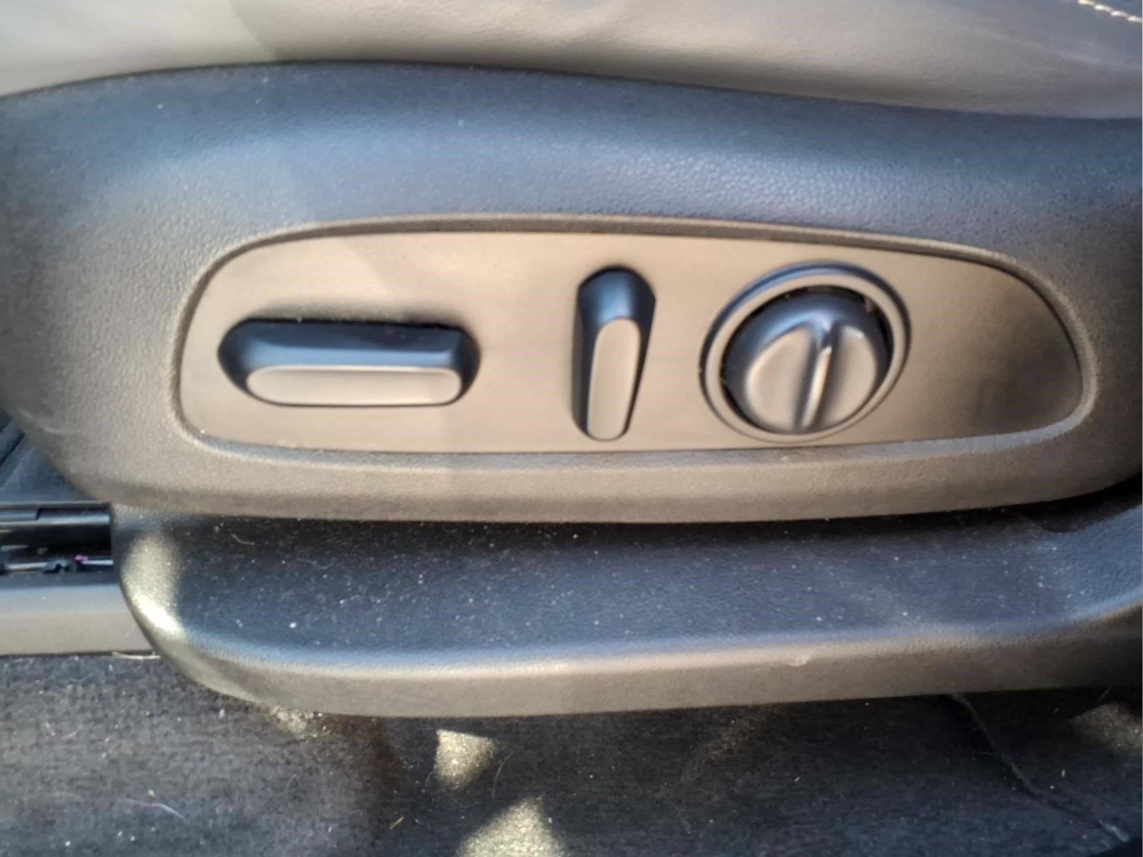 Used 2020 Buick Enclave Essence AWD/4WD image 19