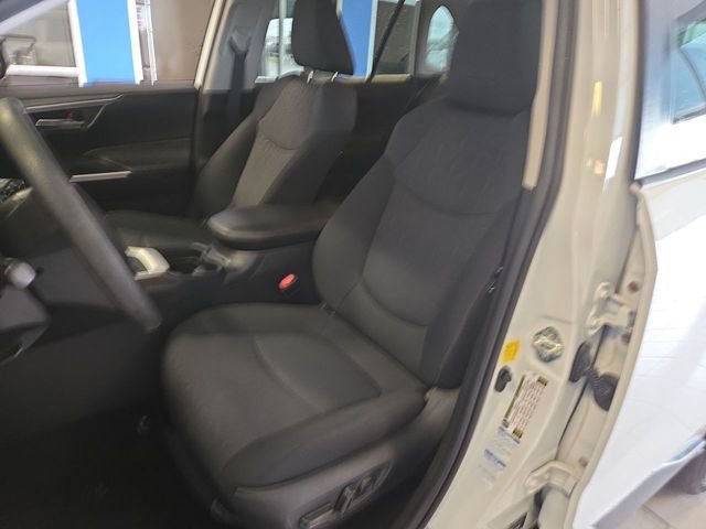 Used 2021 Toyota RAV4 XLE w/ Carpet Mat Package (TMS) image 11