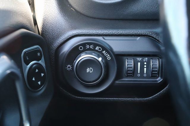 Used 2018 Jeep Wrangler Unlimited Sahara w/ Dual Top Group AWD/4WD image 37