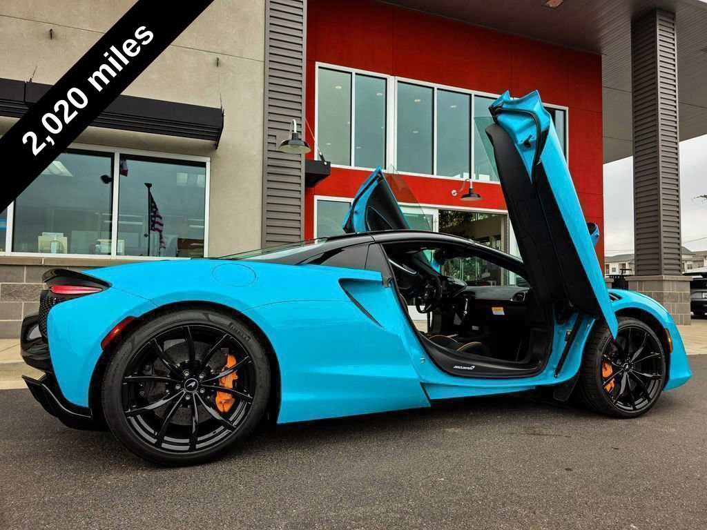 Used 2025 McLaren Artura Spider image 3