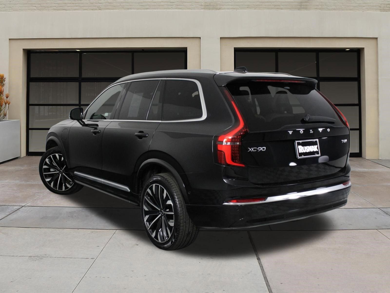 Certified 2025 Volvo XC90 T8 Plus AWD/4WD image 2