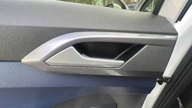 Used 2025 Volkswagen Taos SEL image 34