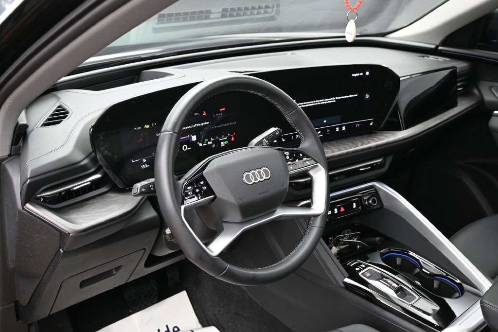 Used 2025 Audi Q5 Premium Plus w/ Premium Plus AWD/4WD image 11