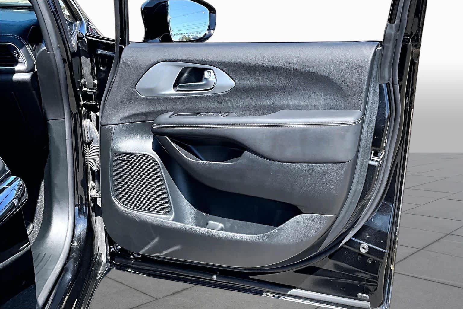 Used 2026 Chrysler Pacifica Limited w/ Uconnect Theater Family Group FWD image 22